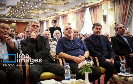تیپ جدید محمدجواد ظریف با تیشرت در یک مراسم