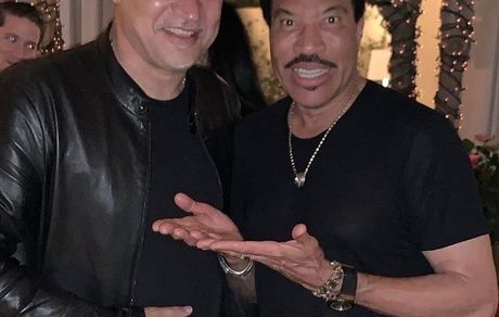 علی دایی در کنار بازیگر و خواننده معروف آمریکایی + عکس