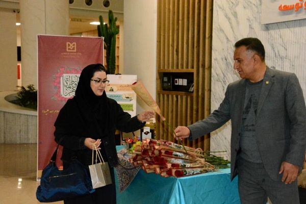 اهدای گل به بانوان شاغل در بانک صنعت و معدن به مناسبت میلاد با سعادت حضرت فاطمه(س)، روز زن و مادر