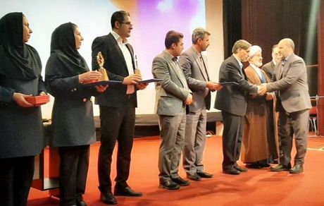 نشان مدیر کنترل کیفیت نمونه خراسان شمالی به آلومینای ایران رسید