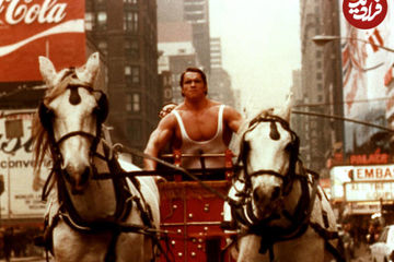 عکسی خاص از «آرنولد» در حال هدایت یک کالسکه در نیویورک؛ سال 1348