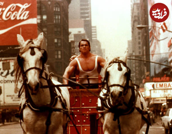 عکسی خاص از «آرنولد» در حال هدایت یک کالسکه در نیویورک؛ سال 1348