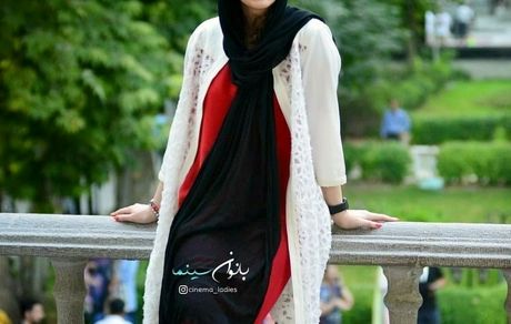 بانوی عمارت با تیپ قرمز + عکس