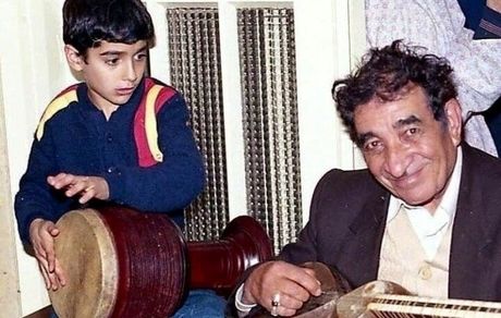 «همایون شجریان» در حال نواختن تنبک در عروسی خواهرش