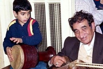 «همایون شجریان» در حال نواختن تنبک در عروسی خواهرش