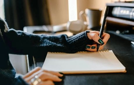 چگونه سریع‌تر بنویسیم: 15 روش مفید برای دانش‌آموزان!

