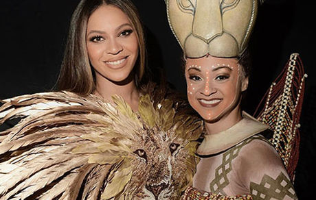 لباس شیرشاهی خانم خواننده در فرش قرمز 