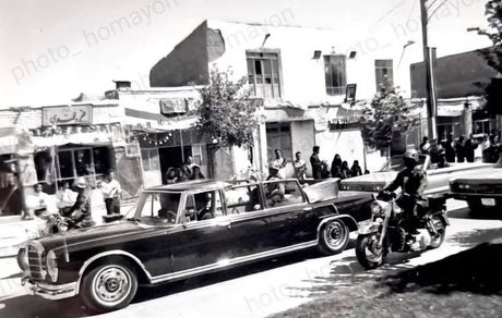 تصویری از  محمدرضا پهلوی با مرسدس بنز ۶۰۰ پولمن لیموزین