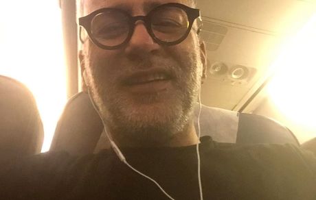 شادمانی حمیدرضا آذرنگ از حرکت به سمت وطنش + عکس