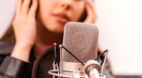 نمی توانیم برای آواز خواندن یک خانم در جمع آقایان مجوز بدهیم