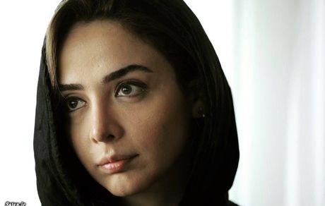 عکسی از المیرا دهقانی در یک کافه