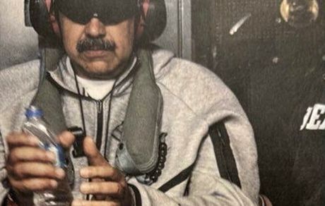 اولین عکس مادورو بعد از دستگیری با دستبند و لباس زندان!