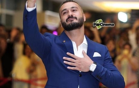 سلفی آقای بازیگر با خبرنگاران در جشن حافظ + عکس