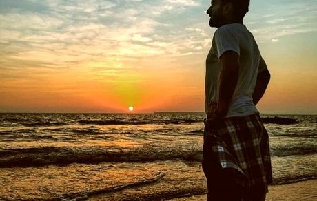 آقای بازیگر در غروب دل انگیز دریا + عکس
