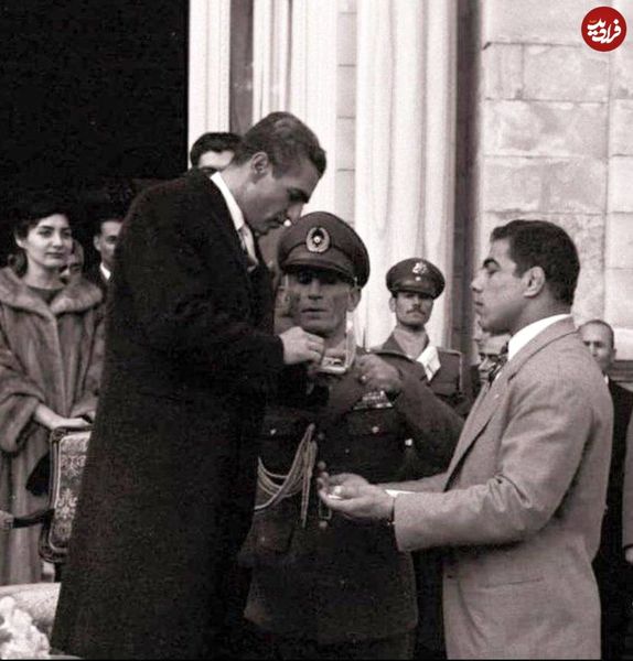 تختی در حال دریافت مدال از محمدرضا پهلوی