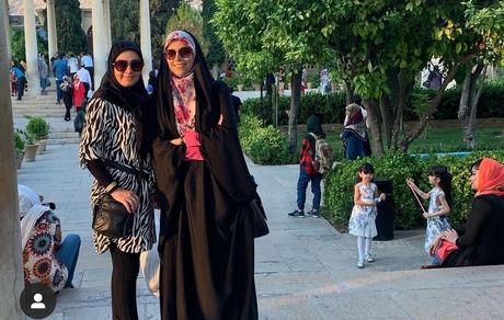 خانم مجری در کنار حافظ + عکس
