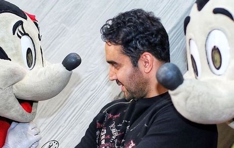 پوریا پورسرخ در بین عروسکهای مشهور + عکس