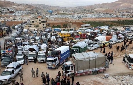 کاروان پناهجویان سوری در لبنان در حال عزیمت و بازگشت به کشورشان/ رویترز