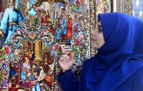خانم مجری در کنار فرشی زیبا + عکس