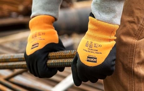دست‌هایتان را بیمه کنید! راهنمای جامع و تخصصی خرید دستکش ایمنی که هر فنی‌کاری باید بخواند

