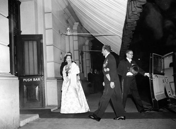 عکسی از استقبال سلطنتی از شاه در لندن؛ محمدرضا پهلوی و ملکه الیزابت در خانه اپرا