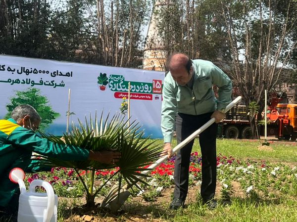 اهدای ۵۰۰۰ نهال با شعار هر فولادی یک نهال