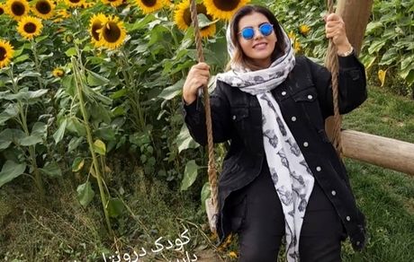 کودک درون خانم بازیگر در حال تاب بازی + عکس