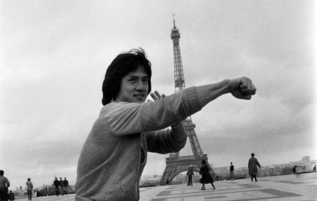 جکی چان در حال انجام حرکات رزمی؛ سال 1359