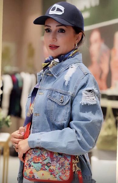 شبنم قلی‌خانی با کت جین و کلاه اسپرت