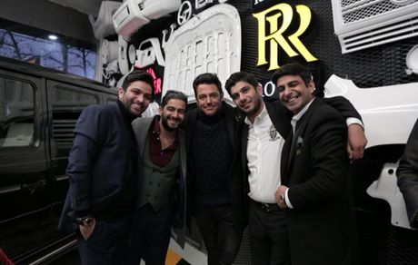 رضا گلزار با گروه بزرگش + عکس