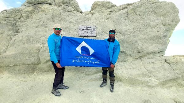 پرچم ایمپاسکو بر فراز دماوند برافراشته شد