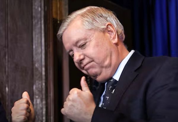 ادعای لیندسی گراهام: ناو جرالد فورد را برای هواخوری به سمت ایران نفرستاده‌ایم! / رزمایش سپاه برای کنترل تنگه هرمز هم‌زمان با مذاکرات ژنو!