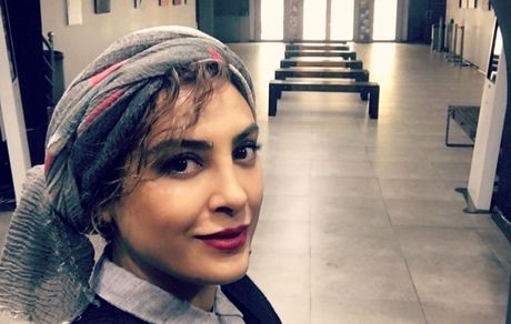 خانم بازیگر در سالن انتظار تئاتر + عکس