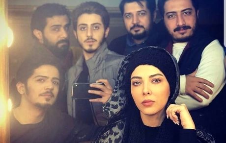 سلفی لیلا اوتادی با پسرهای سریال گاندو + عکس