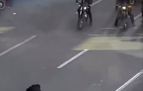 تصویری از اعتراضات امروز؛ یک معترض در برابر گارد ویژه