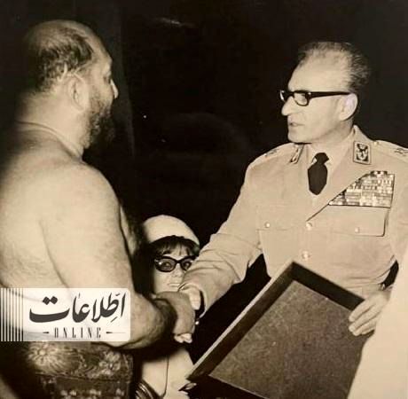 عکسی از شاه در کنار شعبان بی‌مخ!