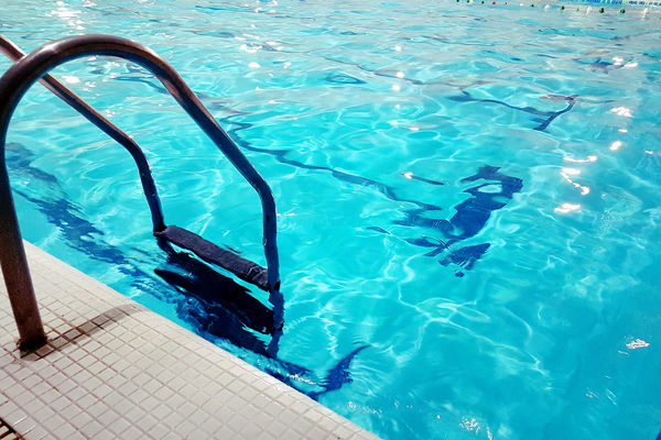 مسمومیت شناگران در یکی از استخرهای مشهد/ 20 نفر به مراکز درمانی منتقل شدند