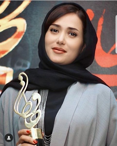 پریناز ایزدیاز و تندیس حافظ + عکس