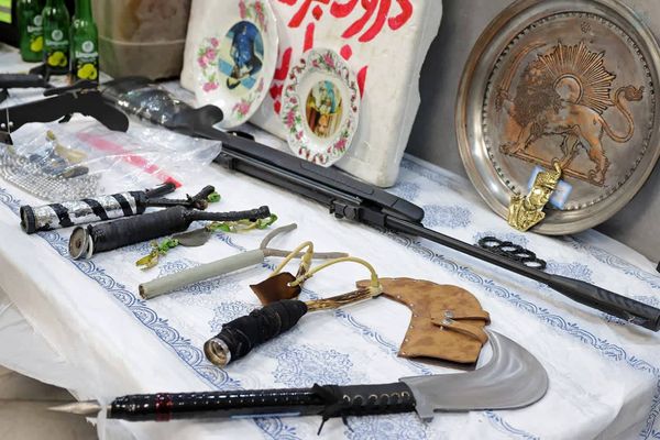 کشف ۶۰ هزار قبضه انواع سلاح و دستگیری 2 تروریست