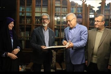 اهدای نشان «خادم فرهنگی استان هرمزگان» به شهریار مشیری