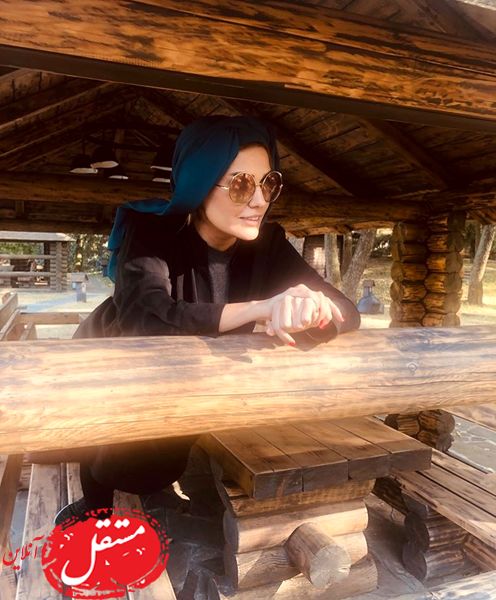 رز رضوی زیر سقف چوبی + عکس