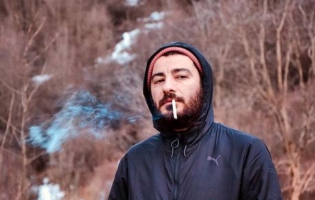 سیگار کشیدن نوید محمدزاده در هوای سرد + عکس