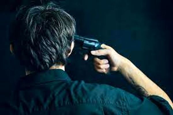 مرد سابقه دار ۳۰ ساله در مقابل پلیس خودکشی کرد