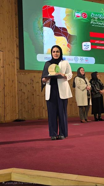 تجلیل از دکتر آناهید رضایی به‌عنوان بانوی نامی حوزه سلامت روان کشور در اجلاس کشوری