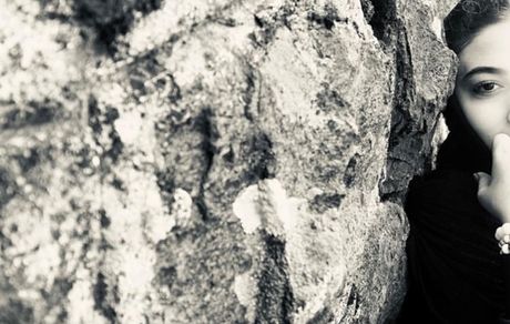 بانوی عمارت در کنجی از دیوار + عکس