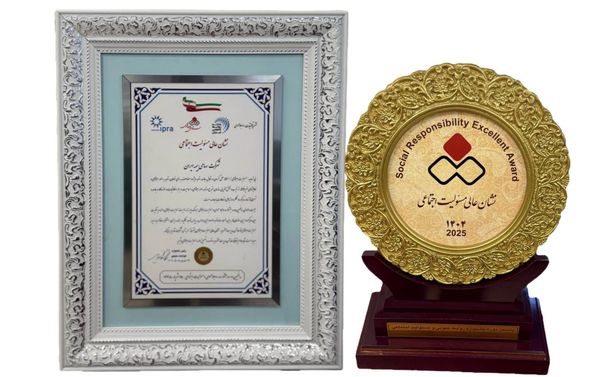 اهدا نشان عالی مسئولیت اجتماعی به شرکت سهامی بیمه ایران