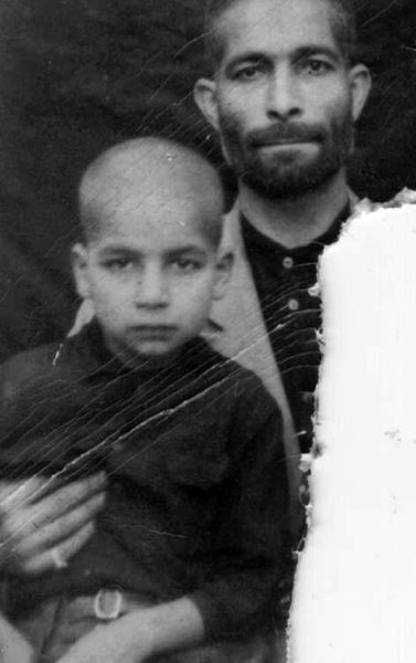 عکسی دیده نشده از حسن روحانی در آغوش پدرش