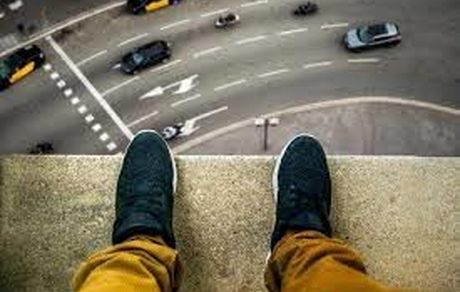 لحظه خودکشی مرد 38 ساله تهرانی از پشت بام + عکس