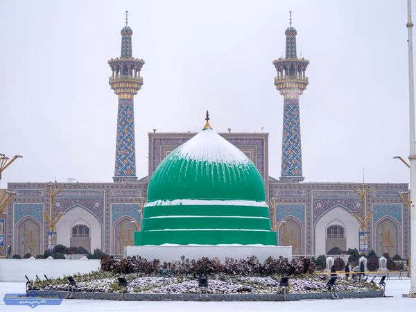  بارش برف در حرم امام رضا (ع) در مشهد
