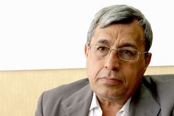 با دست و پای بسته نمی شود، شنا کرد با تحریم هم نمی توان اقتصاد را مدیریت کرد